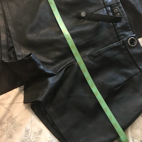 Ladies, Black Faux Leather, Shorts. Medium. - Picture 5 of 12